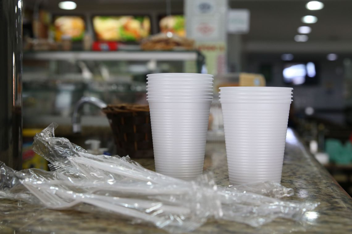 Bruno Covas sanciona Lei que proíbe o fornecimento de produtos descartáveis de plástico