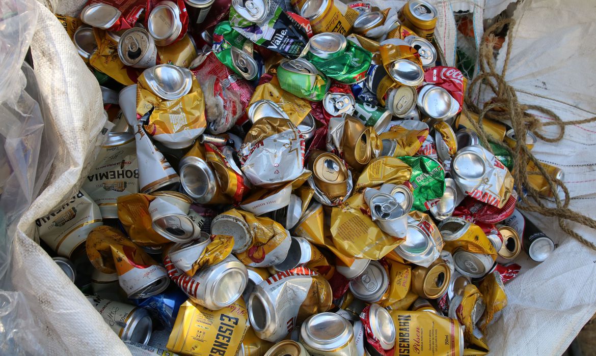 De 402,2 mil toneladas de latas de alumínio vendidas, foram recicladas 391,5 mil, ou, aproximadamente 31 bilhões de unidades