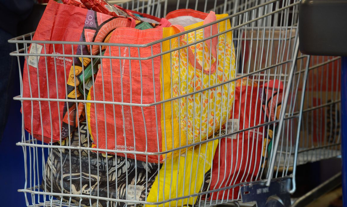 RJ: Supermercados tiram de circulação 4,3 bilhões de sacolas plásticas