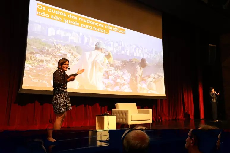 Esther Duflo Foto Adauto PerinSesc | Olhar humanizado pas pessoas de comunidades que enfrentam mudanças climáticas