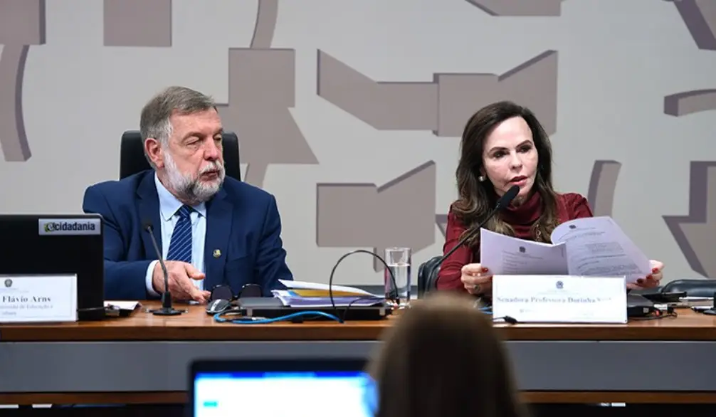 Flávio Arns, presidente da Comissão de Educação do Senado, e Professora Dorinha Seabra, que apresentou texto alternativo ao projeto do Executivo (Foto: Edilson Rodrigues/Agência Senado)