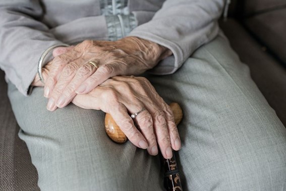 Geriatra do Hospital Estadual de Trindade (Hetrin) Dra. Natália Sardinha dá orientações sobre acidentes com/e por, idosos. Unidade gerida pelo Instituto de Medicina, Estudos e Desenvolvimento (IMED)